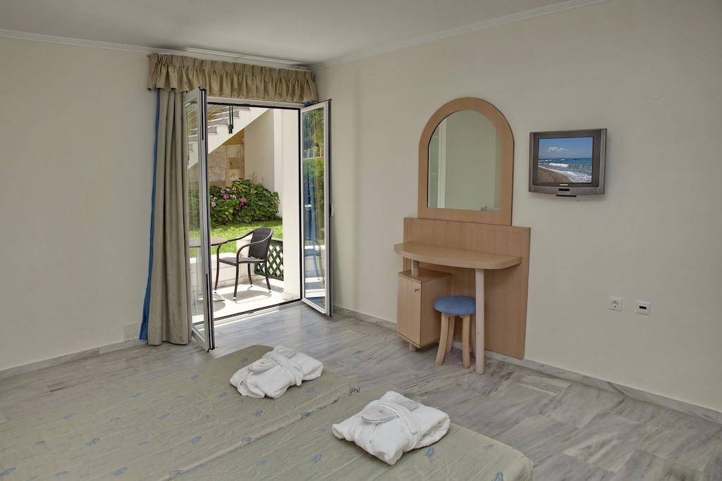 Jo An Beach Hotel Adelianos Kampos Eksteriør billede